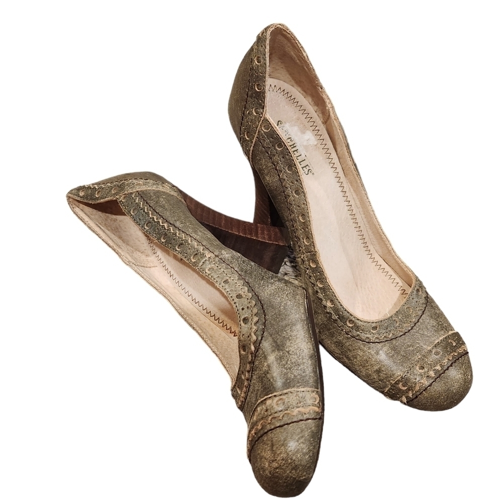 Seychelles round toe slip on heels distressed look olive green size 6 worn 1x